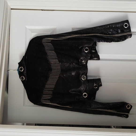 Lovely jacket, with great detailing. It has big grommets around the edges. - Picture 5 of 5